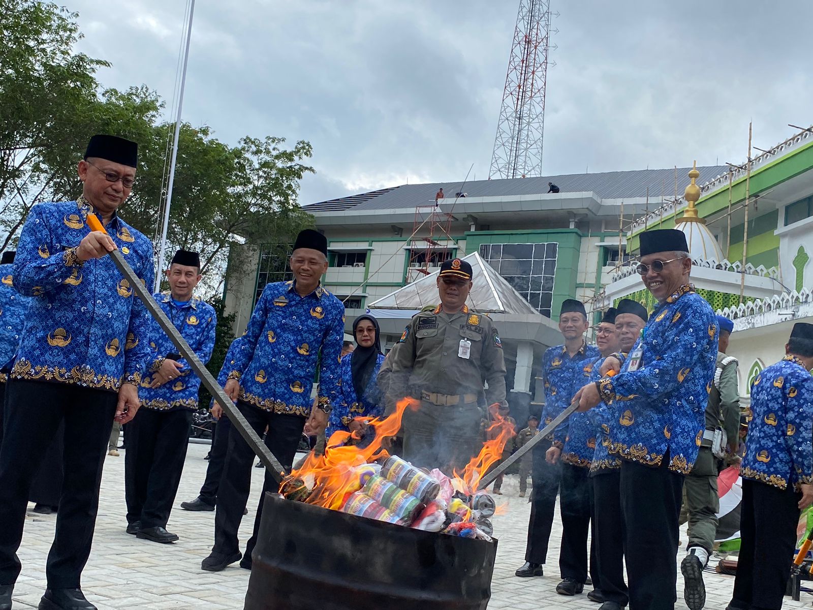 Satpol PP Pontianak Musnahkan 3.560 Layangan dan Ribuan Gelondongan