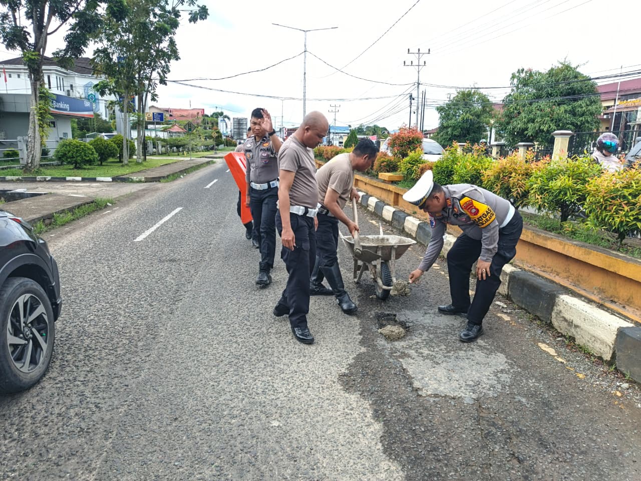 Langkah Cepat Satlantas Kapuas Hulu Perbaiki Tiga Titik Lubang di Jalan Protokol Putussibau