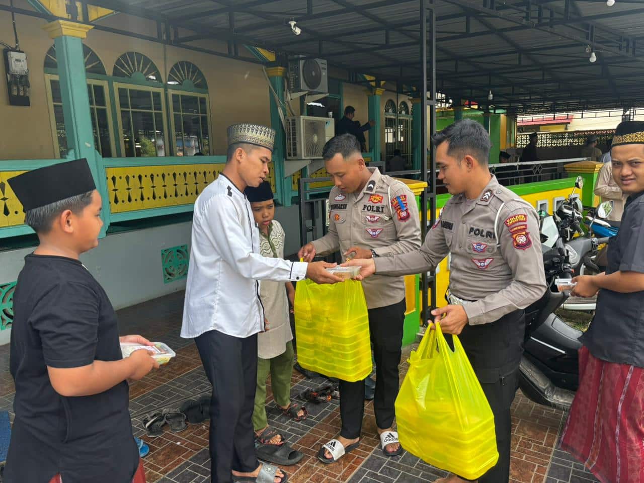 Gerakan Sosial Polres Kapuas Hulu di Hari Jumat: "Kotak Berkah Sat Lantas"