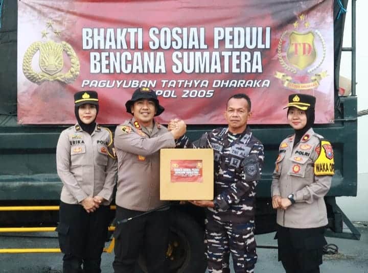 Kapolres AKBP Wahyu Hidayat Saksikan Penyaluran Bantuan Ribuan Paket Sembako untuk Bencana Alam Sumatera