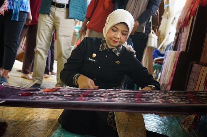 Kadisporapar Kalbar Dorong Pengembangan Tenun Lokal Lewat Workshop di Desa Kumpang Ilong Sekadau