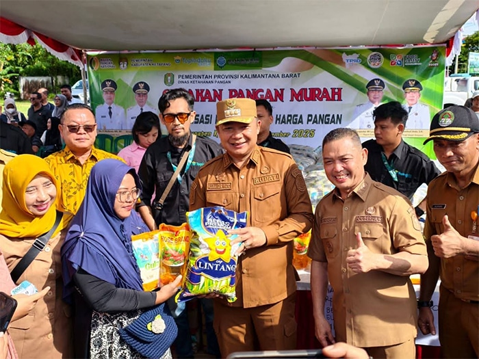 Pemkab dan Pemprov Kalbar Gelar Pasar Murah, Ribuan Warga Ketapang Antusias Serbu Paket Sembako
