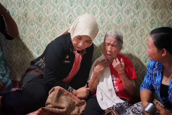 Windy Prihastari Temui Maestro Tenun Kumpang Ilong, Penjaga Tradisi Dayak Mualang