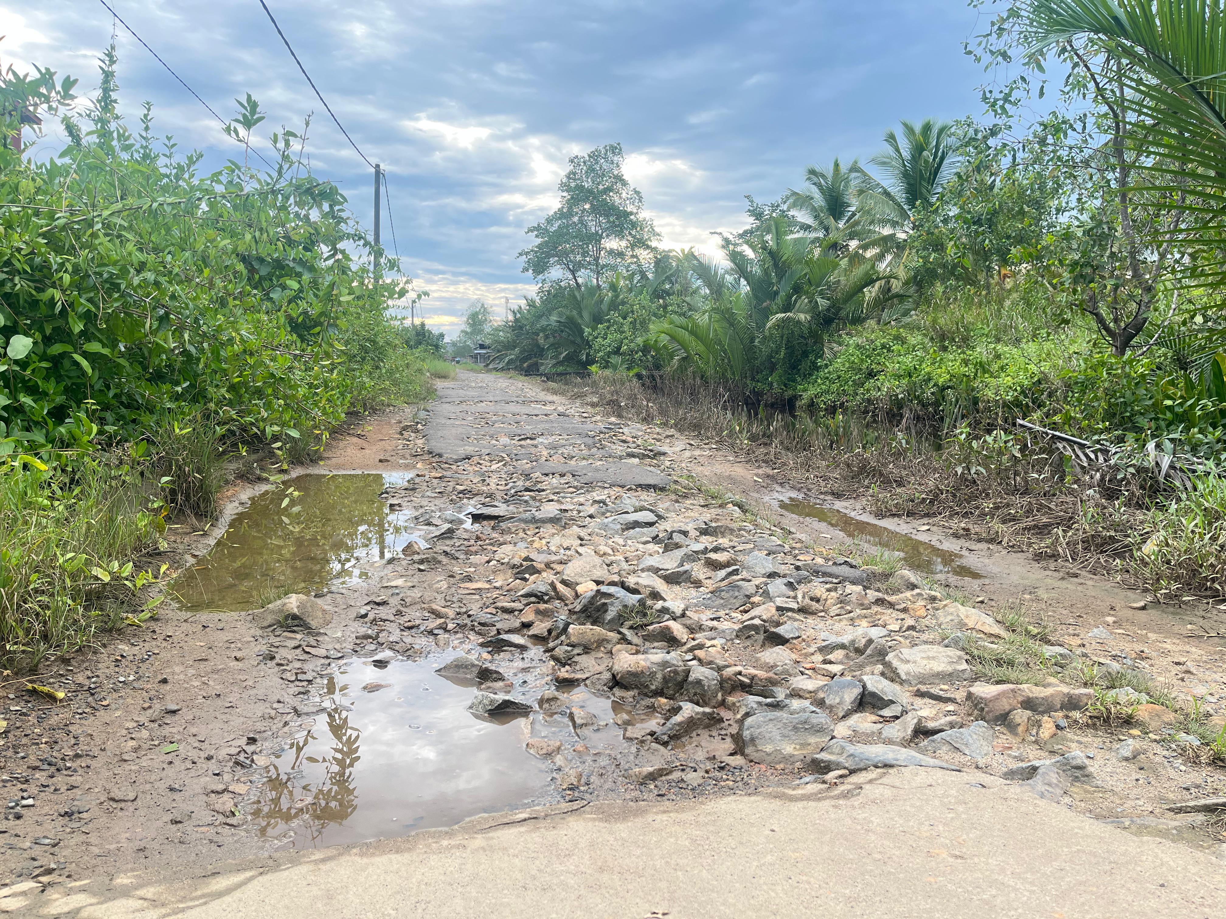 Keluhan Warga Simpang Hilir: Jalan Rusak Parah, Minta Pemda Jangan Hanya Fokus di Pusat Kota