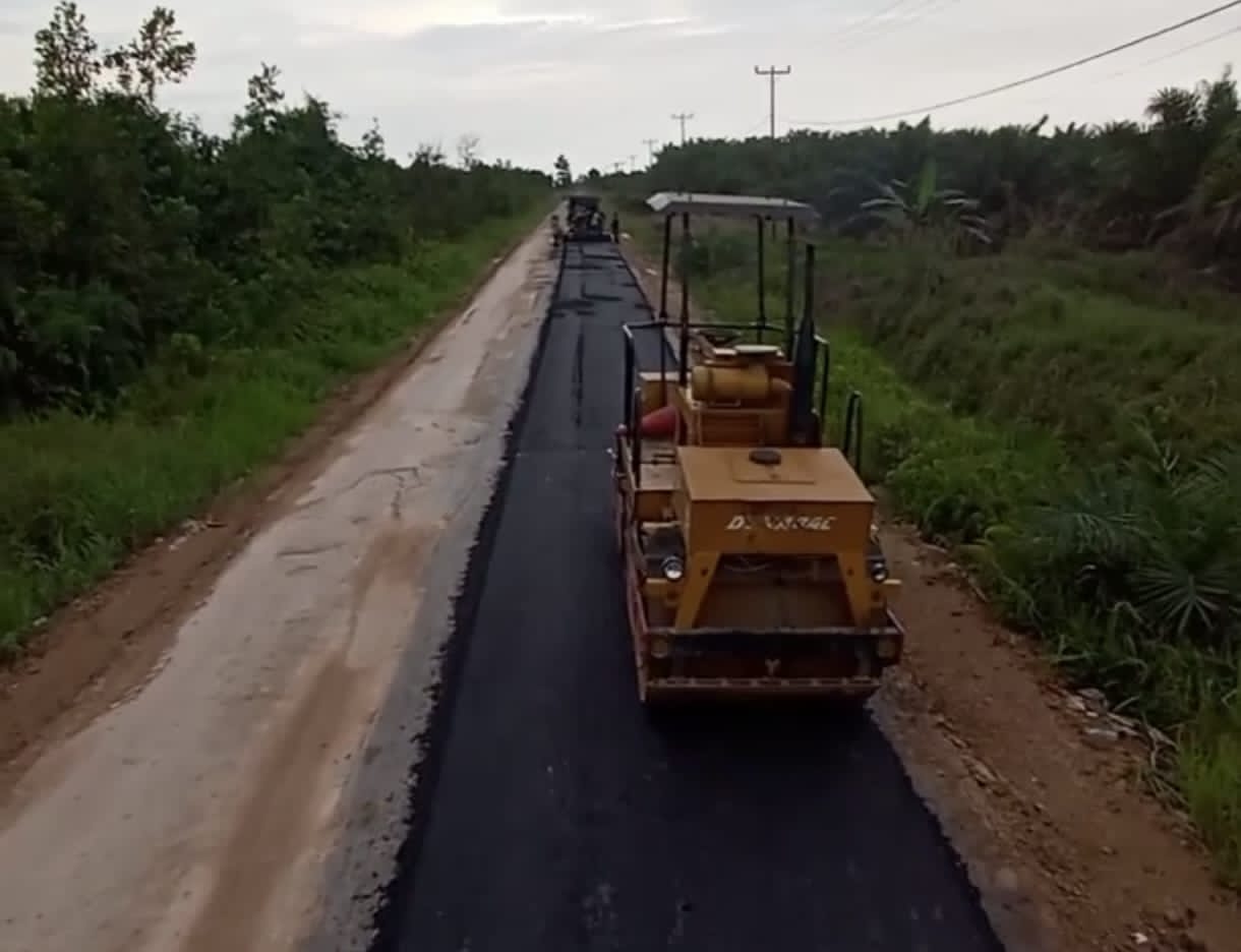 Pengaspalan Jalan Kepuluk – Batu Tajam Tahap Akhir, Target Selesai 2 Desember