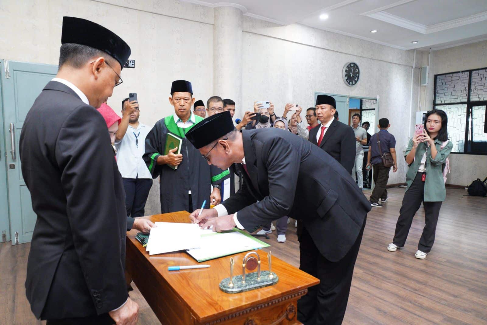 Edi Kamtono Lantik Direksi PDAM, Target Cakupan Layanan 97 Persen pada 2030