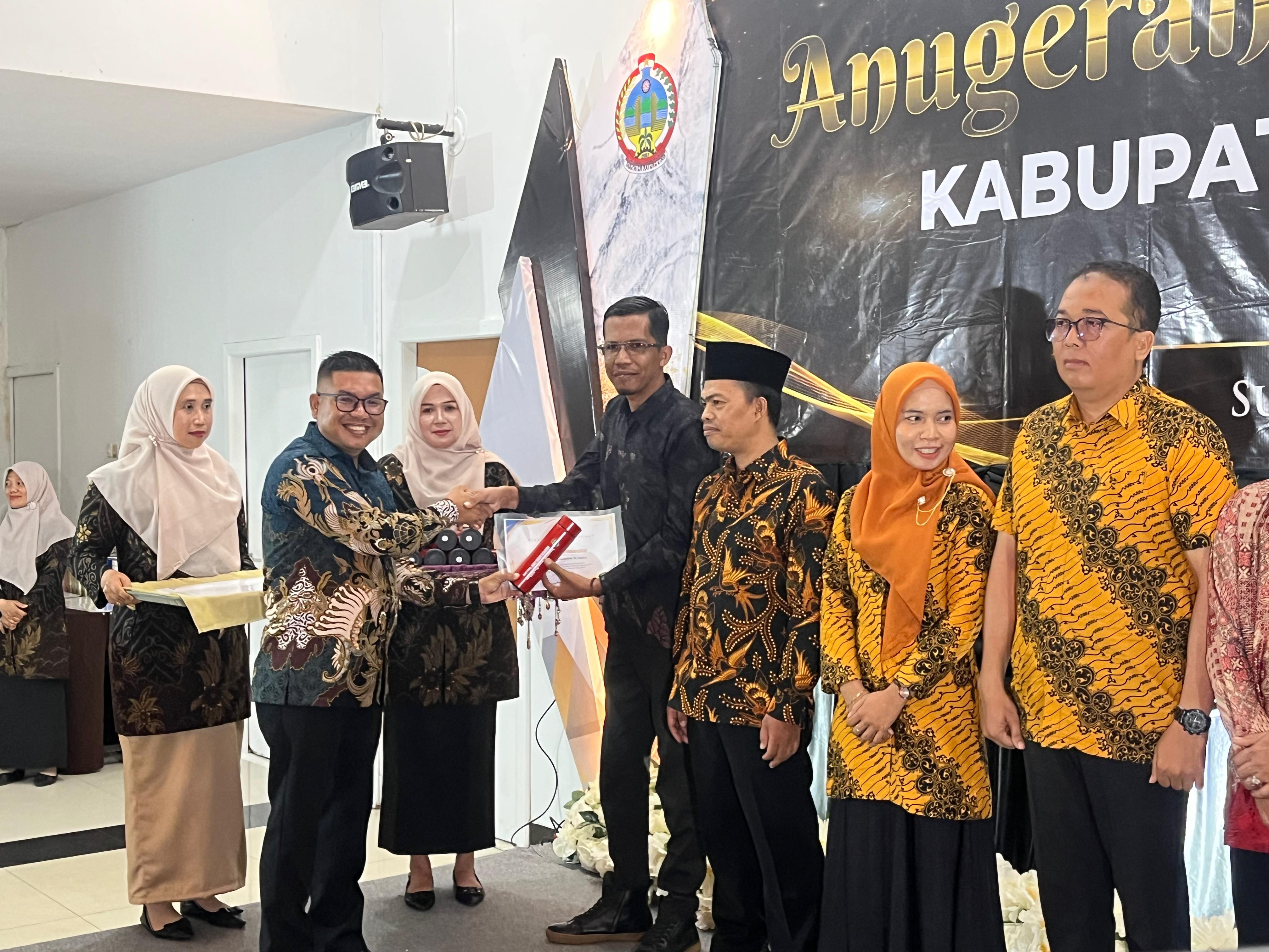 Malam Anugerah Insan Pendidikan 2025, Pemkab Kayong Utara Berikan Apresiasi untuk 82 Kategori Tenaga Pendidik