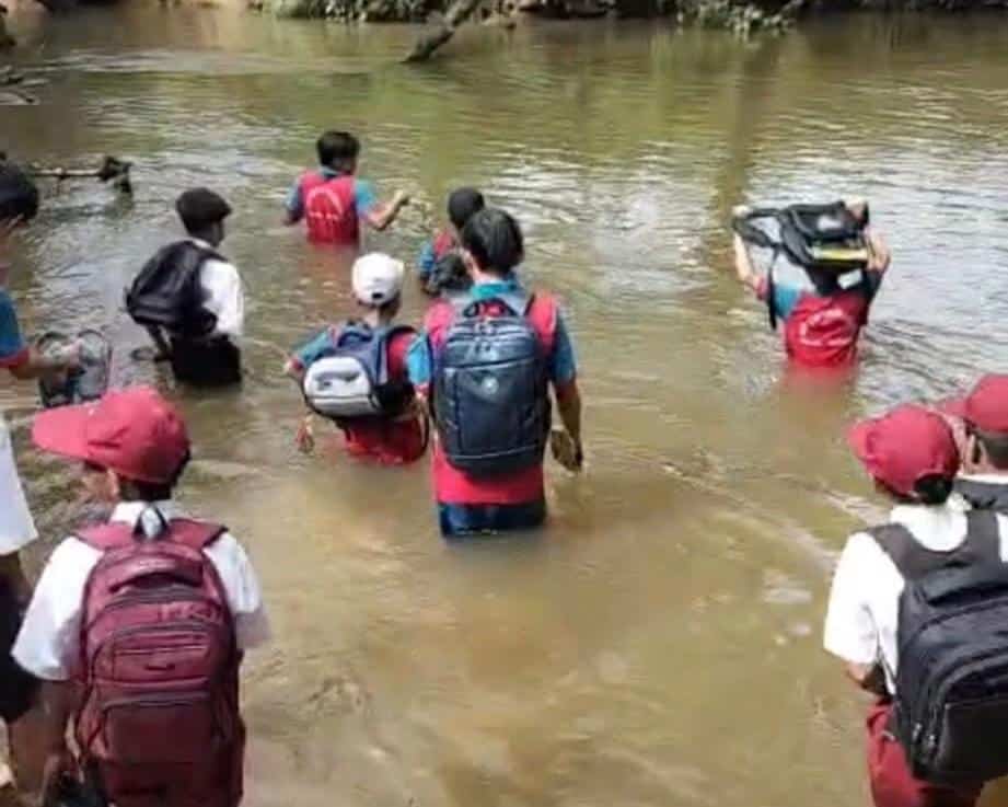Jembatan Ansiap Rawan Ambruk, Pelajar di Mempawah Terpaksa Seberangi Sungai Agar Bisa Sekolah