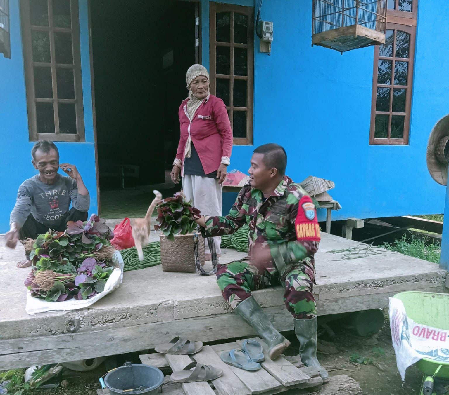 Babinsa Koramil Putussibau Utara Laksanakan Komsos Ketahanan Pangan di Rumah Warga