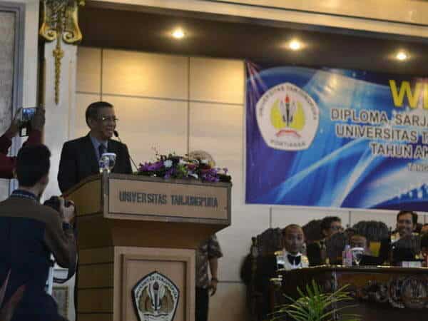 Ketua IKA Untan Sutarmidji memberikan sambutannya saat menghadiri acara wisuda mahasiswa Untan