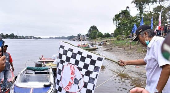 Bupati Sintang, Jarot Winarno saat membuka turnamen race boat