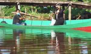 Wali Kota Pontianak, Edi Rusdi Kamtono saat menebar benih indukan ikan nila di parit Sungai Jawi Pontianak
