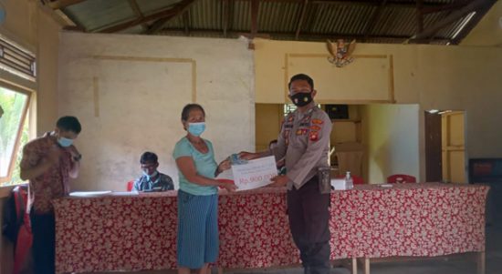 Bhabinkamtibmas Polsek Ella Hilir Kawal Penyaluran BLT DD