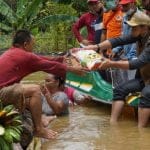 Bupati Sis Tinjau Banjir Sekaligus Berikan Bantuan di Putussibau Selatan