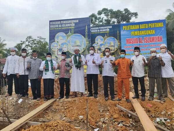 Ketua MUI Letakkan Batu Pertama Pembangunan Masjid Al-Islamiyah Tanjak Dait