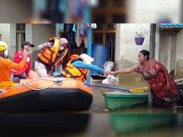 PMI Melawi Salurkan 100 Paket Sembako ke Korban Banjir