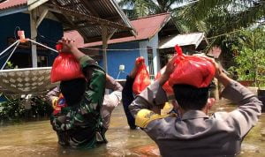 Banjir Rendam Lima Desa di Nanga Tayap, Polisi Terus Salurkan Bantuan