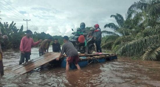 Jalan Sekadau-Sanggau Terendam Banjir, Warga Peniti Angkut Motor Pengendara Dengan Rakit
