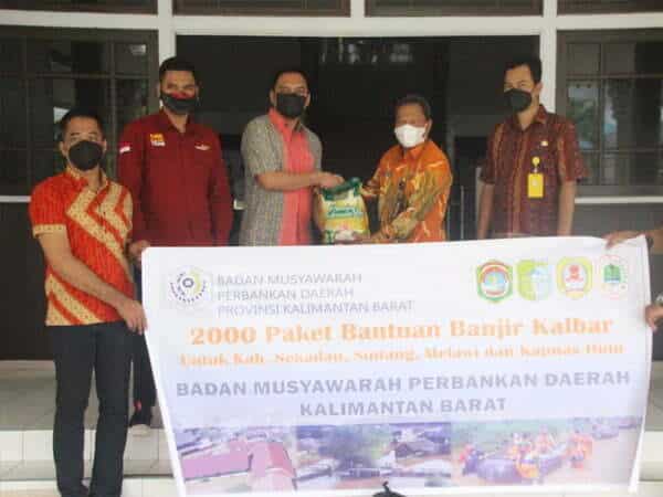 Sekda Kapuas Hulu Terima Bantuan Banjir dari BMPD Kalbar