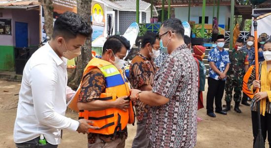 Bupati Bengkayang Launching Permainan Wisata Bahari di Pantai Kura-Kura