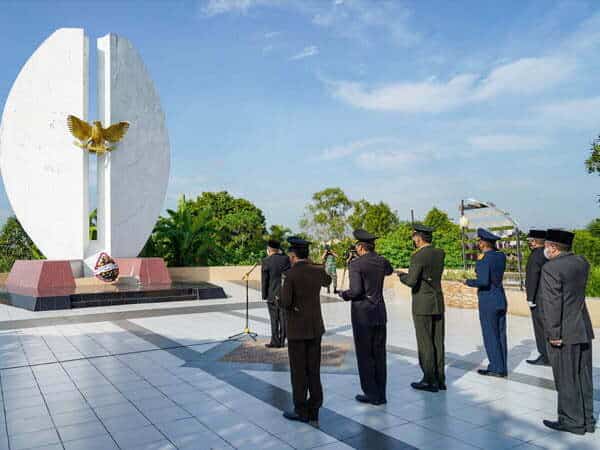 Gubernur Pimpin Upacara Ziarah Makam Pahlawan Peringatan HUT ke-65 Pemprov Kalbar