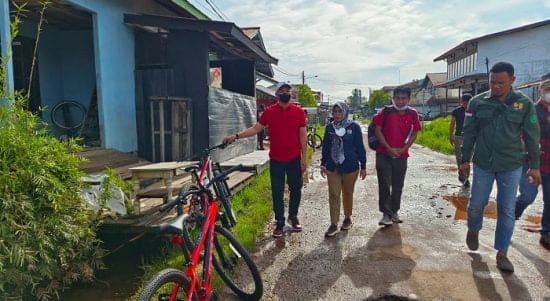 Bupati Kapuas Hulu Fransiskus Diaan ketika meninjau kerusakan Jalan Amin Kecamatan Putussibau Utara menggunakan sepeda.