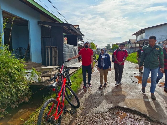 Bupati Kapuas Hulu Fransiskus Diaan ketika meninjau kerusakan Jalan Amin Kecamatan Putussibau Utara menggunakan sepeda.