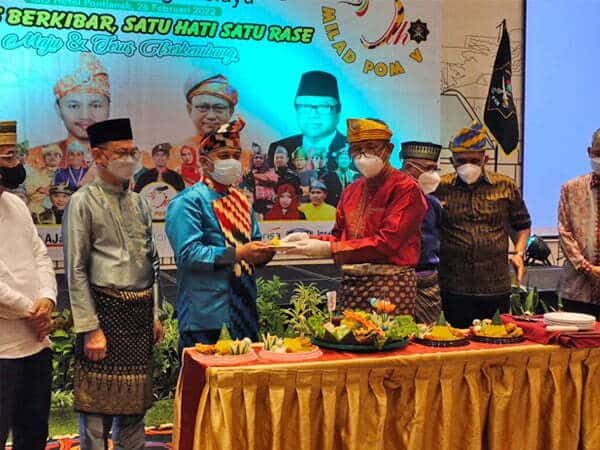 Gubernur Kalbar Sutarmidji memberikan potongan tumpeng kepada Ketua POM Agus Setiadi