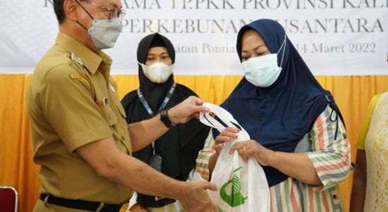 Ningsih Sumringah Beli Minyak Goreng 2 Liter dengan Harga Murah