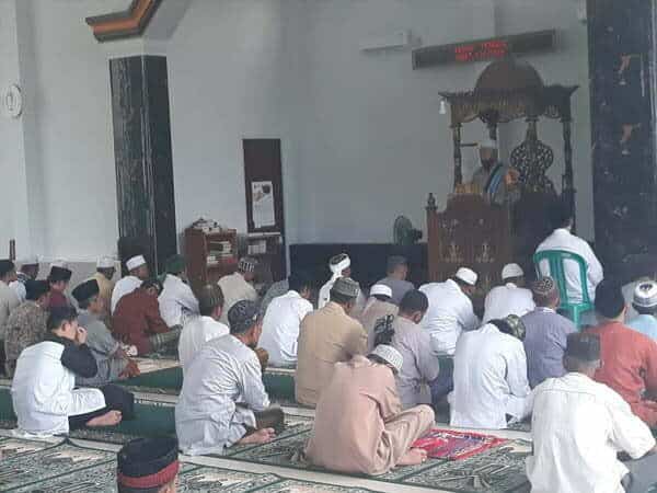 Safari Jumat, Kapolsek Tumbang Titi Ajak Jamaah Masjid Al-Muttaqin Jaga Kamtibmas dan Vaksinasi Covid-19