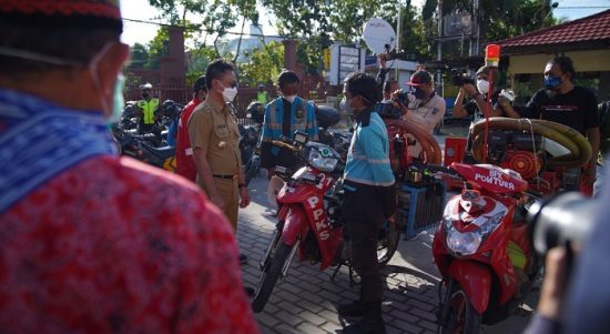 Wali Kota Pontianak Edi Rusdi Kamtono memeriksa kendaraan yang digunakan pemadam untuk memadamkan kebakaran lahan