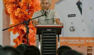 Bupati Ketapang Martin Rantan memberikan arahan dan pembekalan kepada CPNS Kabupaten Ketapang formasi tahun 2021 yang baru dilantik