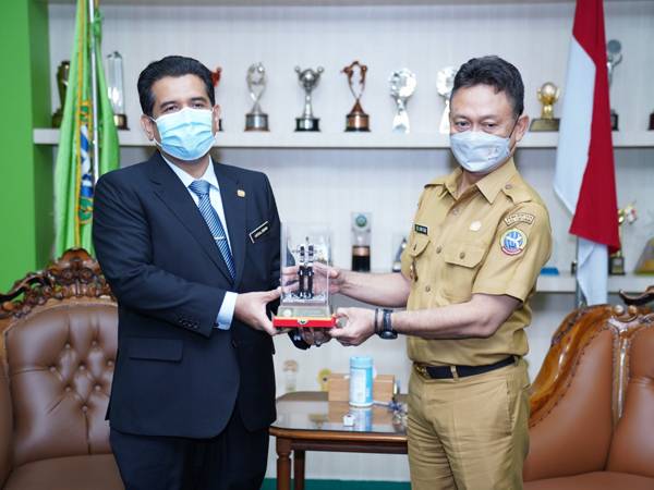 Wali Kota Pontianak Edi Rusdi Kamtono memberikan cinderamata kepada Konsul Malaysia di Pontianak Azizul Zekri