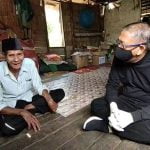 Gubernur Kalbar Sutarmidji melakukan silaturahmi lebaran ke rumah warga kurang mampu di Desa Sungai Itik, Kecamatan Sungai Kakap, Kabupaten Kubu Raya