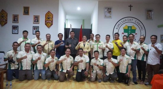 Bupati Kapuas Hulu, Fransiskus Diaan berfoto bersama para pengurus Pemuda Katolik Komisariat Cabang Kapuas Hulu, Rabu (01/06/2022) malam. (Foto: Istimewa)