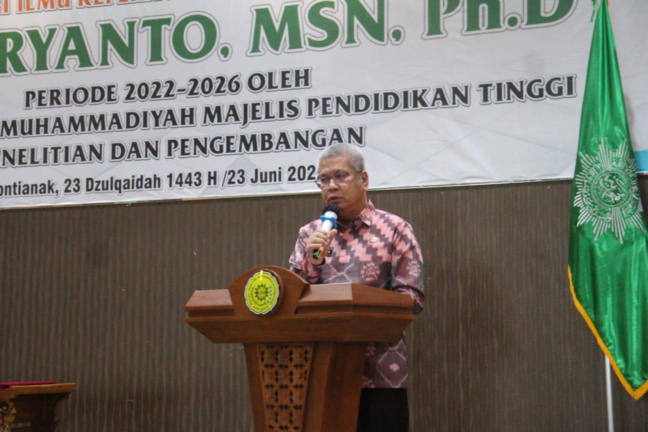 Sekda Kalbar, Harisson saat memberikan sambutan pada acara pelantikan Ketua STIK Muhammadiyah Pontianak di Aula Ki Bagoes Hadi Koesomo STIK Muhammadiyah Pontianak, Kamis (23/06/2022). (Foto: Istimewa)