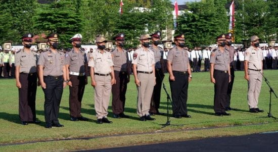 Polda Kalbar menggelar upacara laporan kenaikan pangkat bagi 162 personel dan ASN yang berada di lingkungan Satker Polda Kalbar, Jumat (01/07/2022). (Foto: Istimewa) / Bhayangkara