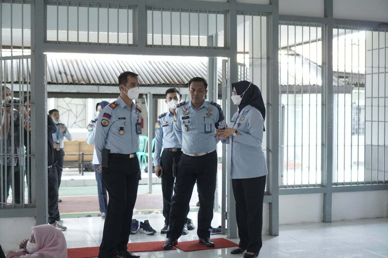 Kepala Divisi Pemasyarakatan pada Kanwil Kemenkumham Kalbar, Ika Yusanti, saat melakukan tinjauan ke Rutan Kelas IIA Pontianak, Senin (11/07/2022). (Foto: Istimewa)