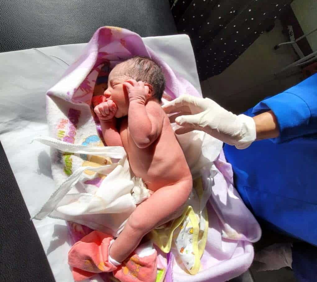 Bayi perempuan ini memiliki berat badan 2,650 gram dan panjang 47cm. Ia pertama kali ditemukan oleh pemilik kios laundry, pada Minggu 10 Juli 2022 dini hari. (Foto: Istimewa)
