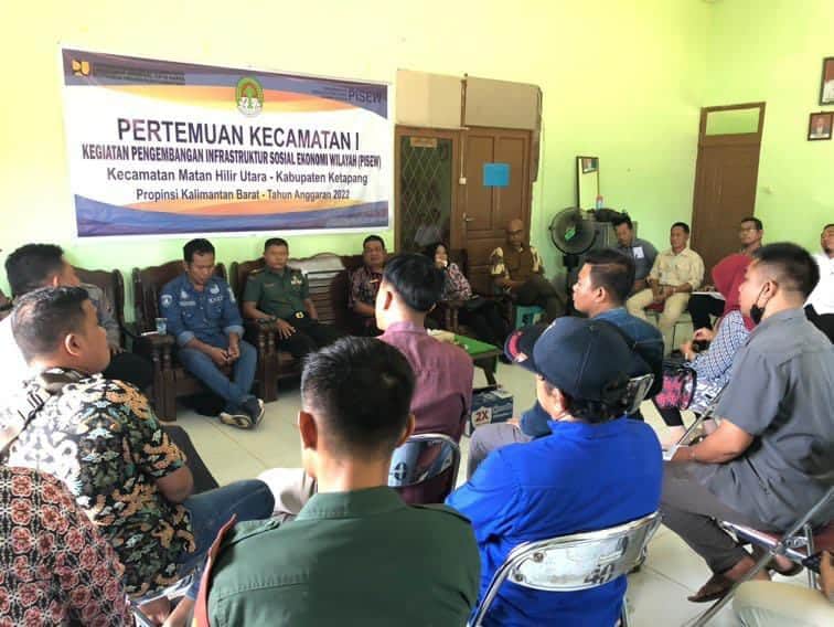 Mediasi antara kepala desa bersama sebelas orang perangkat Desa Kuala Tolak di kantor Kecamatan MHU, Kamis (14/07/2022). (Foto: Adi LC/KalbarOnline.com)
