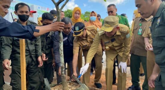 Gubernur Kalbar, Sutarmidji saat menggelar kegiatan pencanangan penanaman pohon serentak di SMAN 11 Pontianak, Selasa (19/07/2022). (Foto: Istimewa)