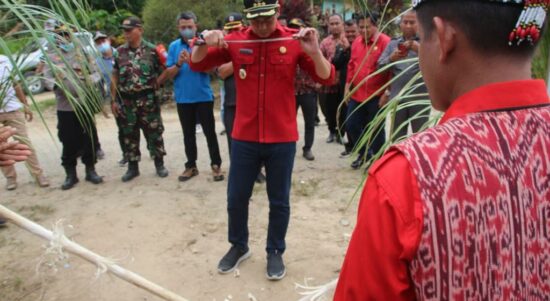 Bupati Kapuas Hulu, Fransiskus Diaan saat menghadiri Gawai Dayak Randau Ruai di Dusun Upak, Desa Kumang Jaya, Kecamatan Empanang, Kabupaten Kapuas Hulu, Jumat (22/07/2022). (Foto: Istimewa)