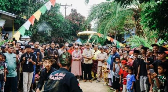 Wabup Ketapang, Farhan saat menghadiri acara pembukaan kegiatan perlombaan sampan kato di Dusun Kuala Laor, Desa Penjawaan Kecamatan Sandai, Jumat (22/07/2022). (Foto: Istimewa)