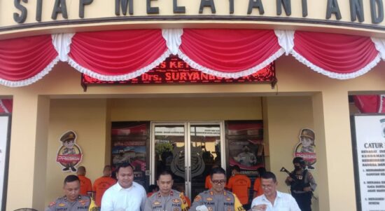 Kepolisian Resor (Polres) Ketapang saat menggelar jumpa pers pengungkapan berbagai kasus menonjol yang dilakukan selama bulan Juli 2022. (Foto: Istimewa)