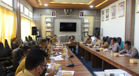 Sekda Kabupaten Kapuas Hulu, Mohd Zaini saat memimpin rapat pembentukan panitia penyelenggara rangkaian kegiatan HUT RI ke-77, Selasa (26/07/2022). (Foto: Istimewa)