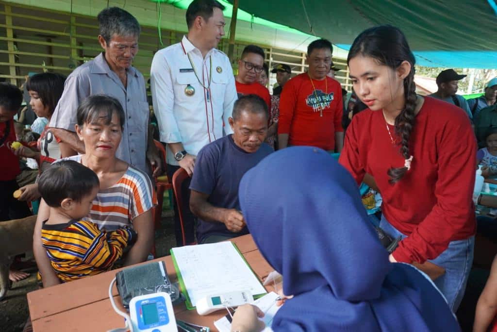 Bupati Kapuas Hulu, Fransiskus Diaan saat meninjau langsung Pelayanan Kesehatan Bergerak (PKB) di Dusun Long Leme, Desa Datah Dian, Kecamatan Putussibau Utara, Kamis (28/07/2022). Foto: Istimewa)