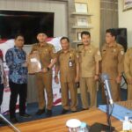 Wakil Bupati Kapuas Hulu, Wahyudi Hidayat didampingi Sekretaris Daerah Kabupaten Kapuas Hulu, Mohd Zaini berfoto bersama di sela-sela Rapat Umum Pemegang Saham Luar Biasa (RUPS-LB) tahun buku 2021. (Foto: Istimewa)