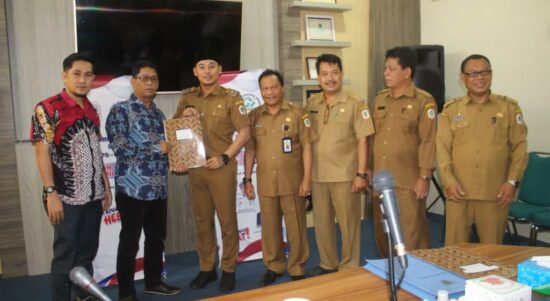 Wakil Bupati Kapuas Hulu, Wahyudi Hidayat didampingi Sekretaris Daerah Kabupaten Kapuas Hulu, Mohd Zaini berfoto bersama di sela-sela Rapat Umum Pemegang Saham Luar Biasa (RUPS-LB) tahun buku 2021. (Foto: Istimewa)