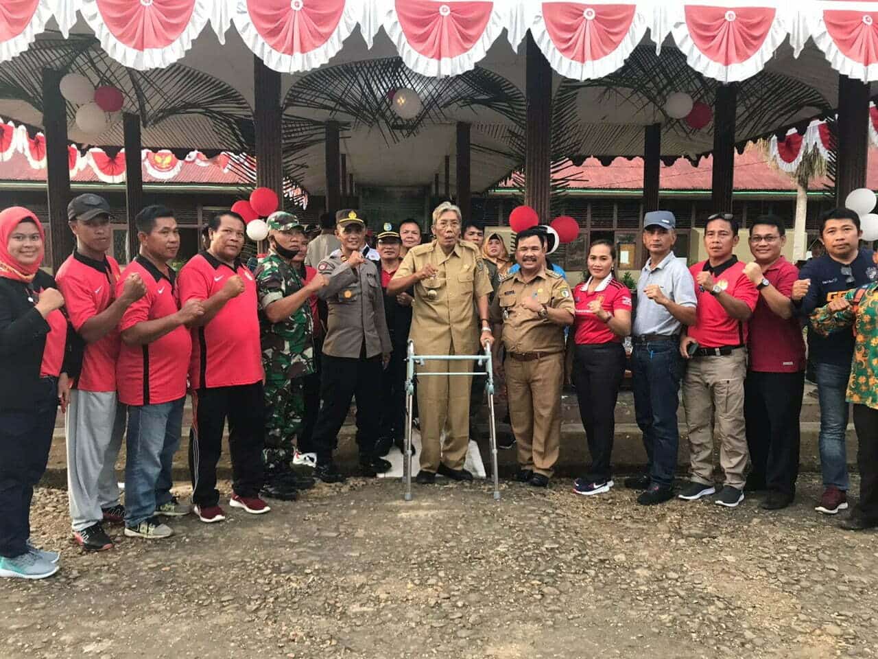 Bupati Sintang, Jarot Winarno saat hadir membuka turnamen bola voli antar desa se-Kecamatan Kayan Hulu, Senin (01/08/2022) sore. (Foto: Istimewa)