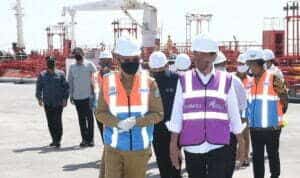 Presiden RI, Joko Widodo berbincang dengan Gubermur Kalbar, Sutramidji disela-sela acara peresmian Terminal Kijing Pelabuhan Pontianak, di Kabupaten Mempawah, Provinsi Kalbar, Selasa (09/08/2022). (Foto: Biro Setpres For KalbarOnline.com)